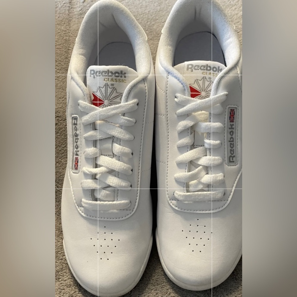 Women’s white classic Rebok Size 8. Just like new.